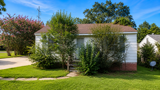 844 Combs St: photo 2