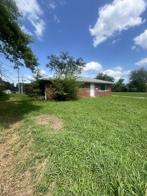 907 Frontenac St: photo 2