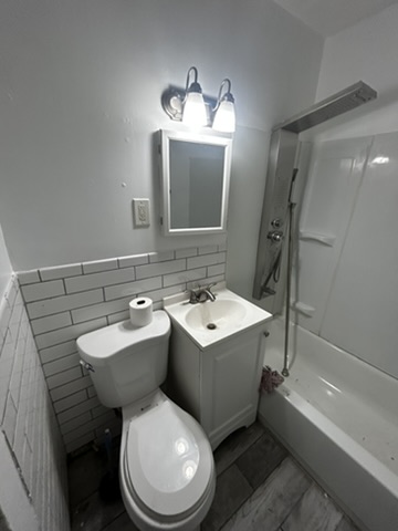 2143 69th St: photo 14