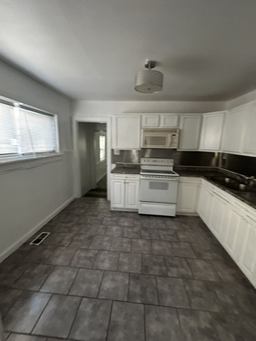 2143 69th St: photo 10