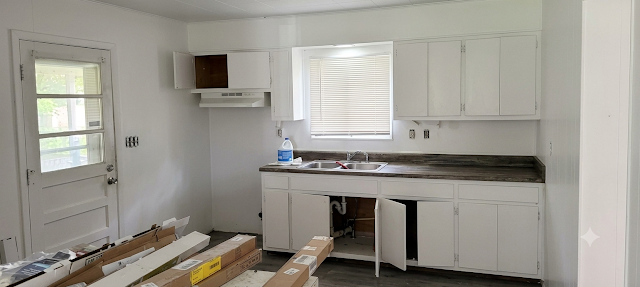 305 W 7th St: photo 3