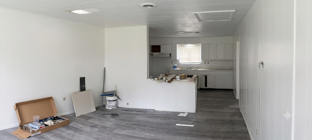 305 W 7th St: photo 2