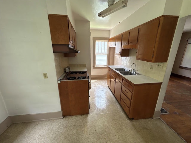 1272 W King St — photo 3