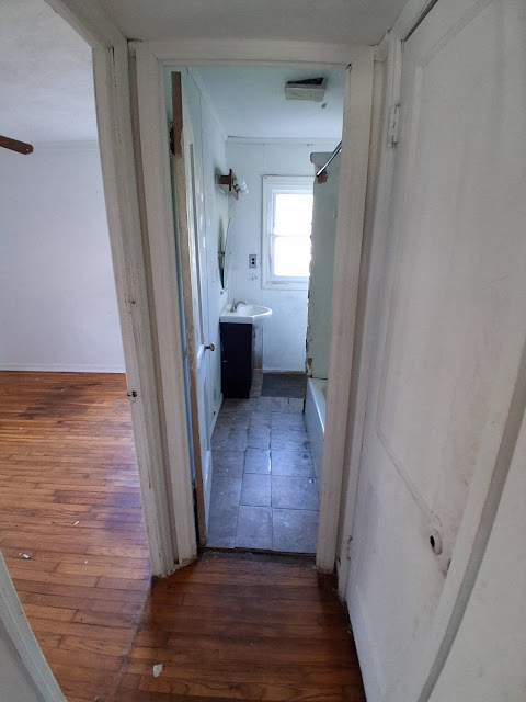 521 N Davis St: photo 3