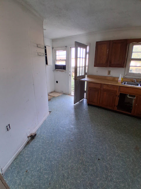 521 N Davis St: photo 2