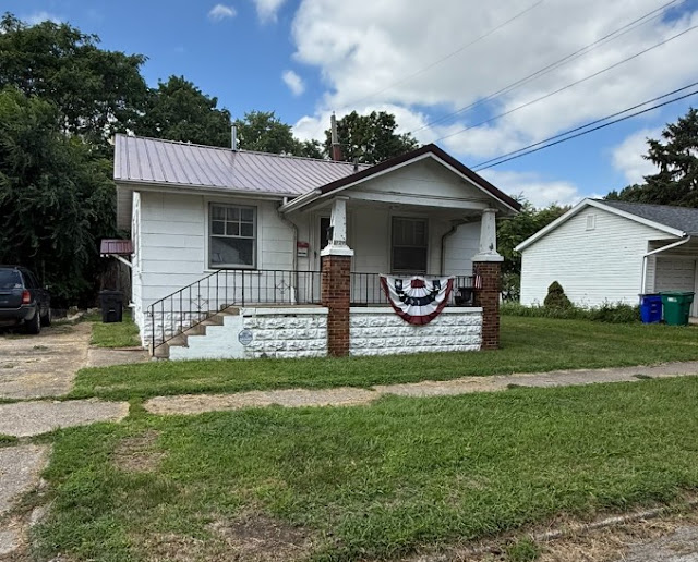 1729 N Woodford St: main photo