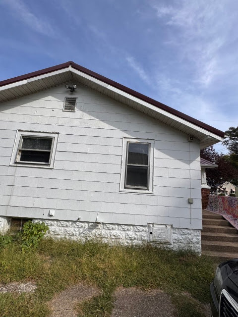 1729 N Woodford St: photo 2