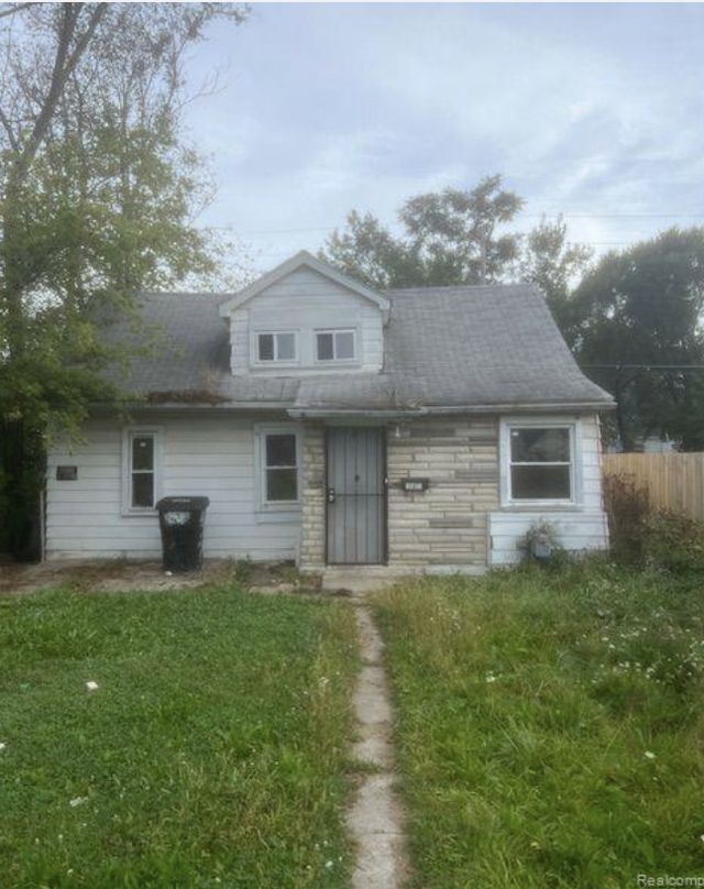 15871 Fairmount Dr: main photo