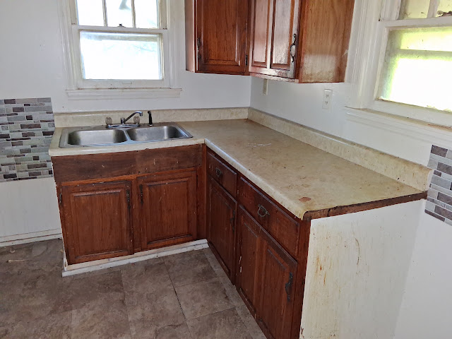 1435 N Woodford St: photo 6