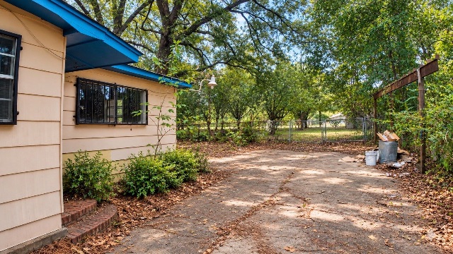 1415 Geeston St: photo 5