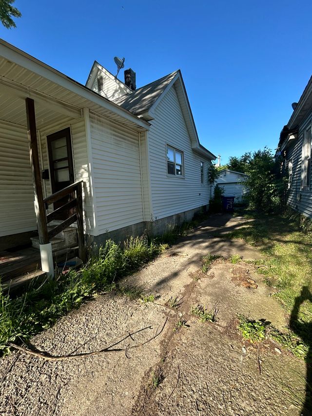 1942 N Church St: photo 2