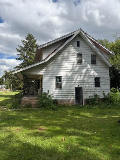 523 Grace St: photo 3