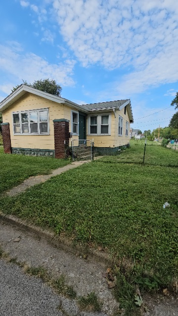 1871 E Lawrence St: photo 2