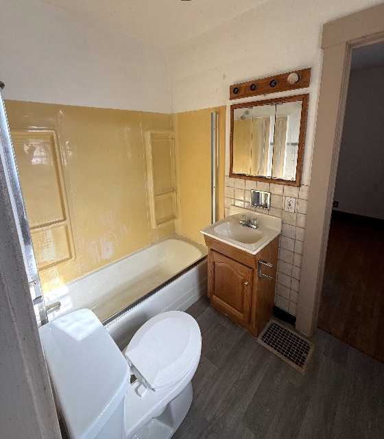 1272 W King St: photo 11