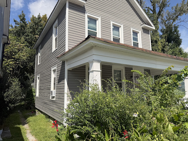 1315 Poindexter St: photo 2