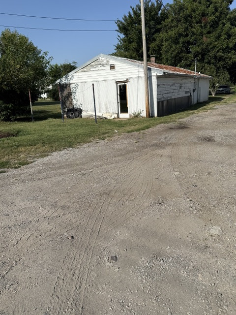 327 N Hickory St: photo 2