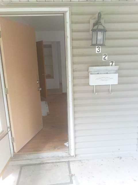 327 Sauget Ave: photo 2