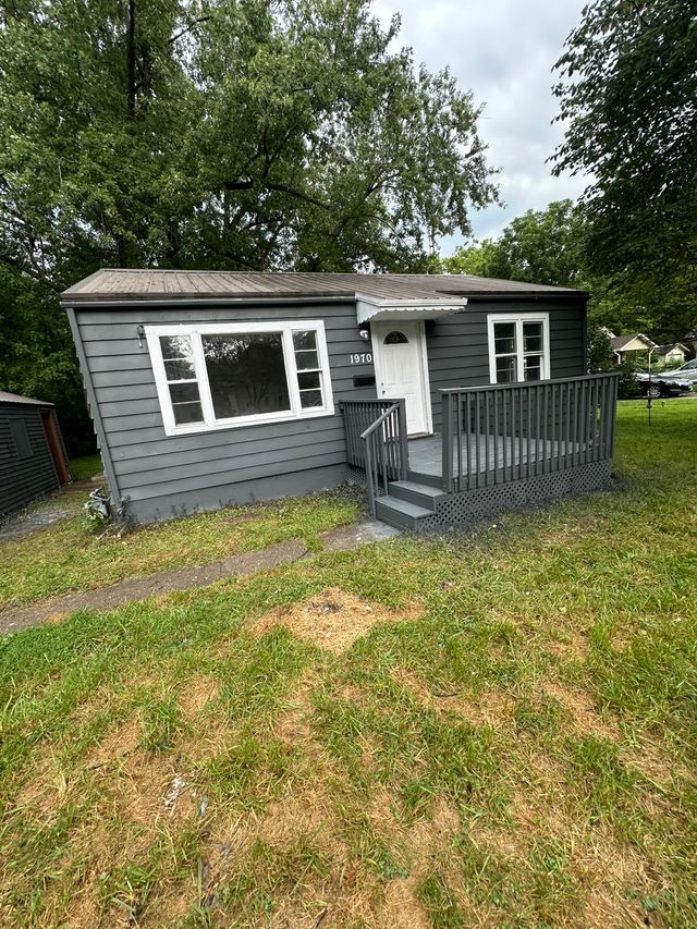 1970 N Maple Ave: photo 43