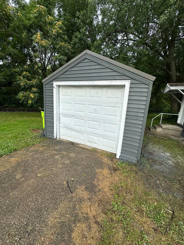1970 N Maple Ave: photo 6