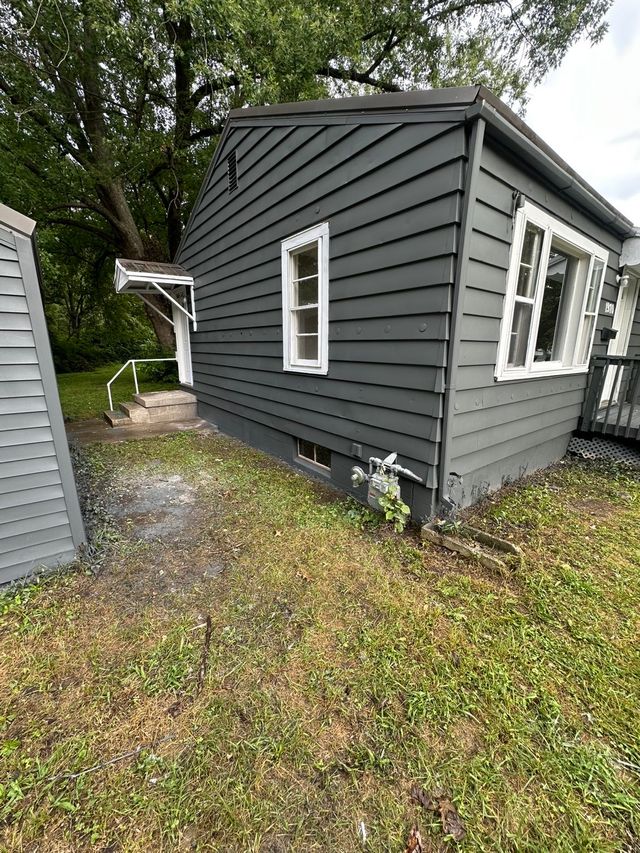 1970 N Maple Ave: photo 5