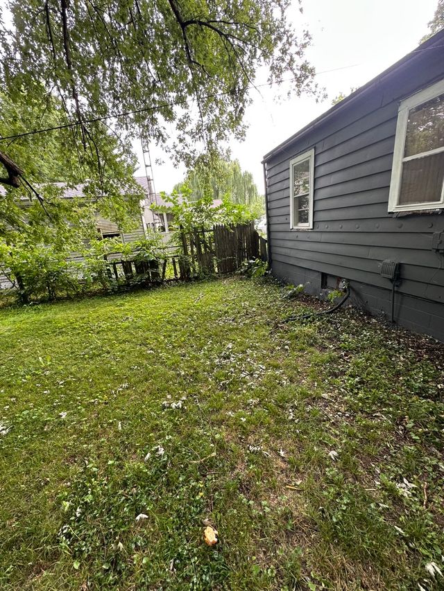 1970 N Maple Ave: photo 8