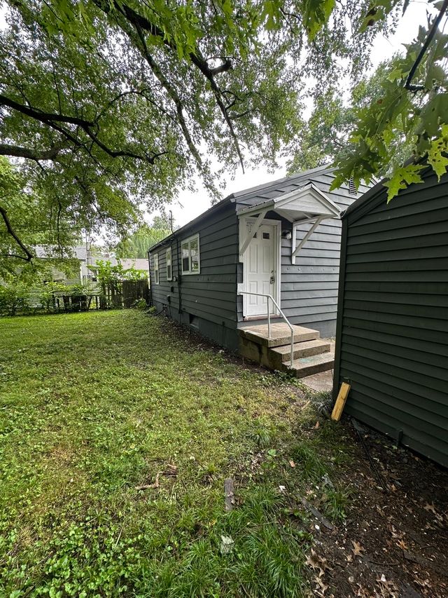 1970 N Maple Ave: photo 7