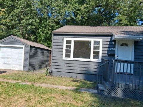 1970 N Maple Ave: photo 3