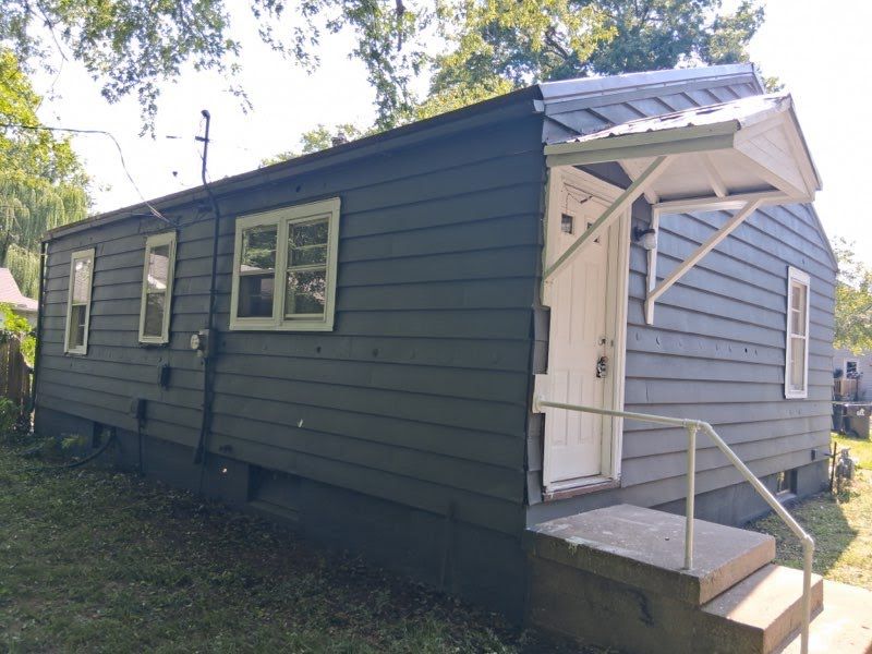 1970 N Maple Ave: photo 4