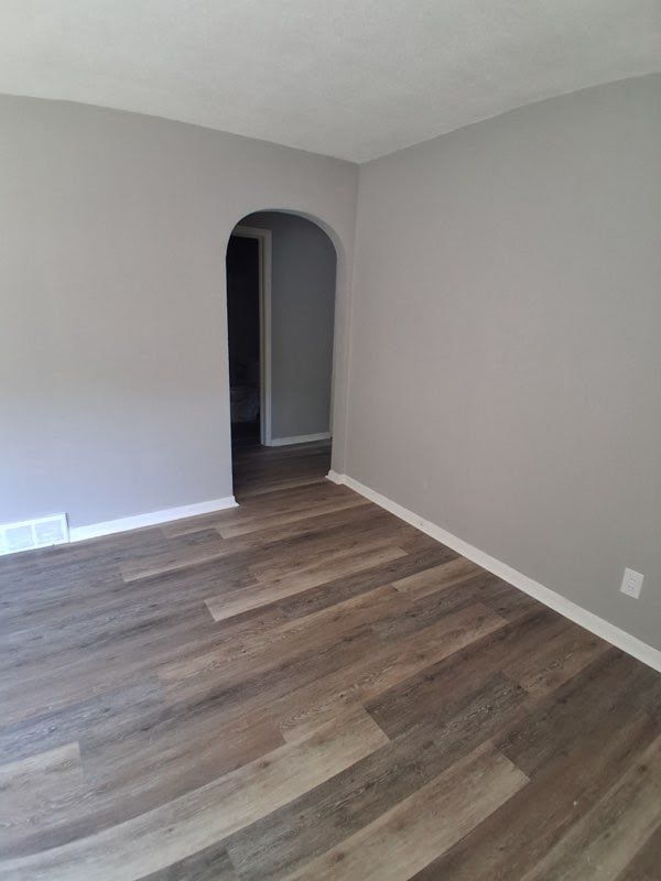 1970 N Maple Ave: photo 35