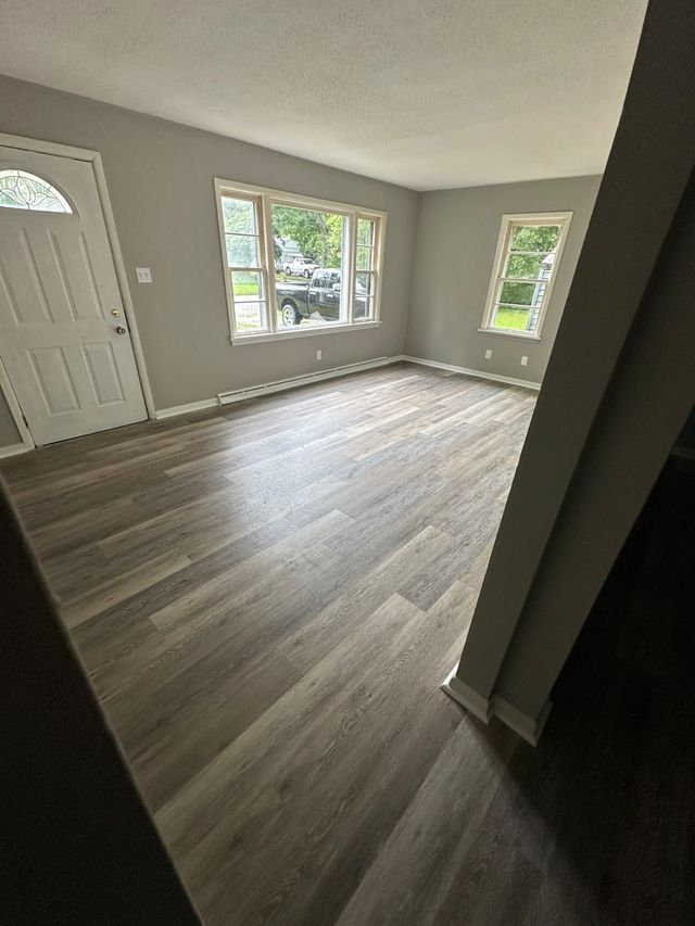 1970 N Maple Ave: photo 9