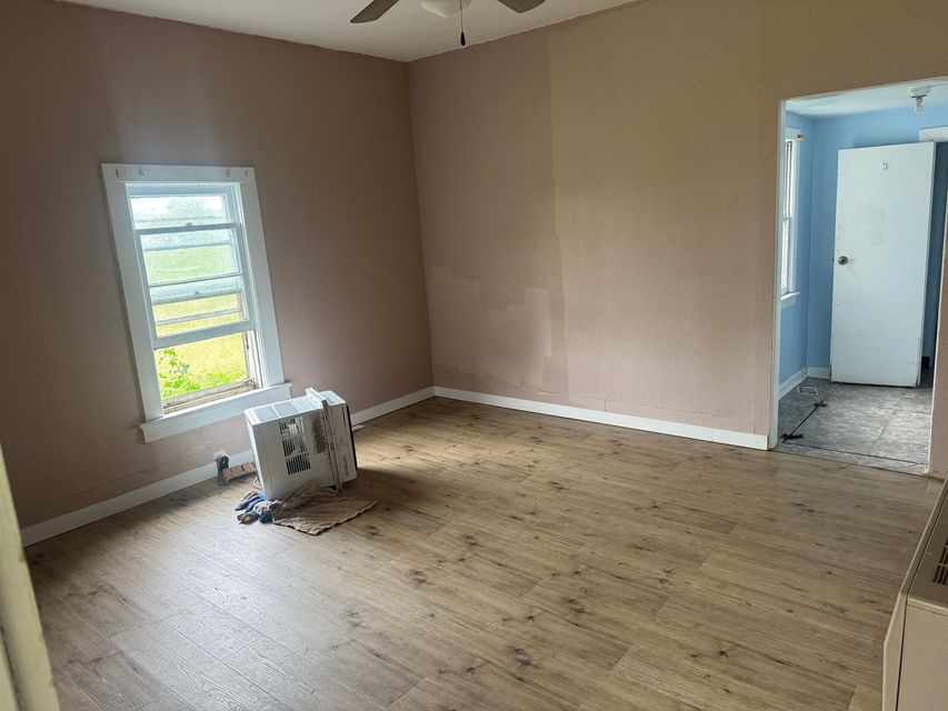 524 Albert St: photo 7