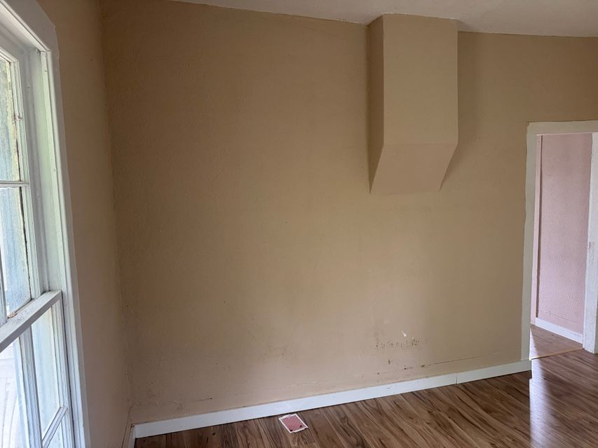 524 Albert St: photo 11