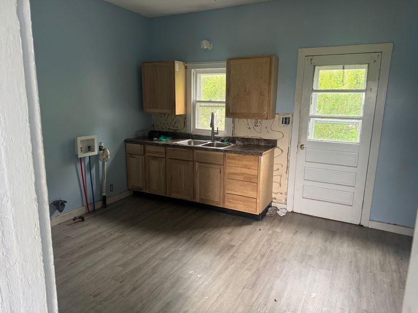 524 Albert St: photo 9