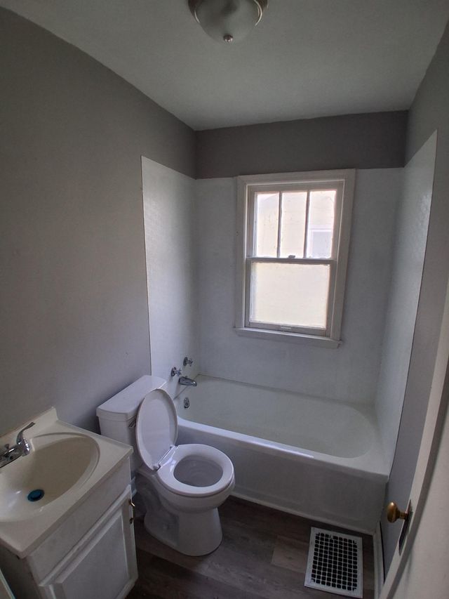 1444 E Clay St: photo 8