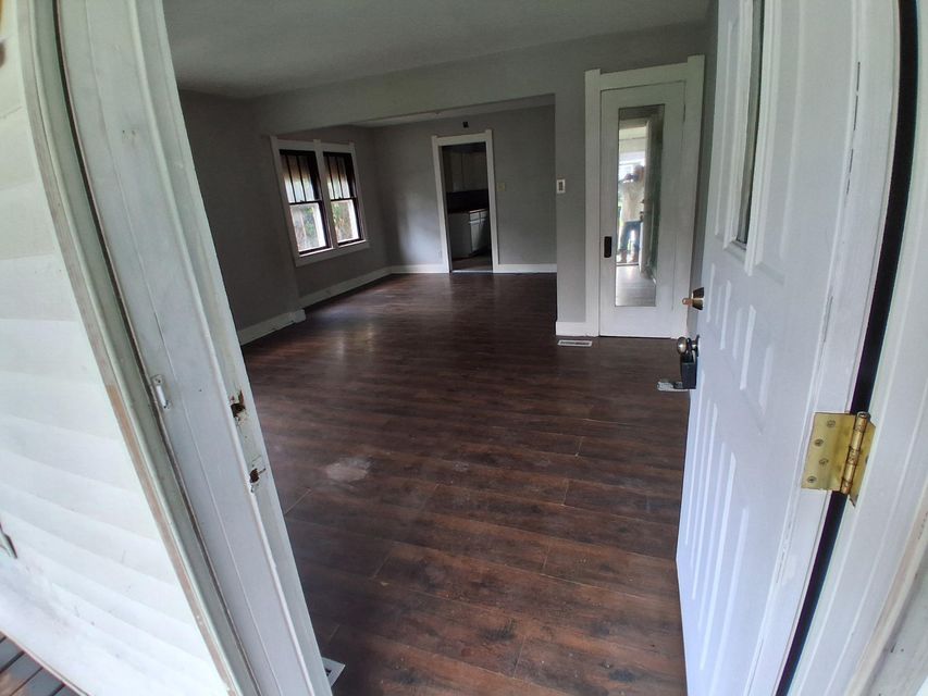 1444 E Clay St: photo 2
