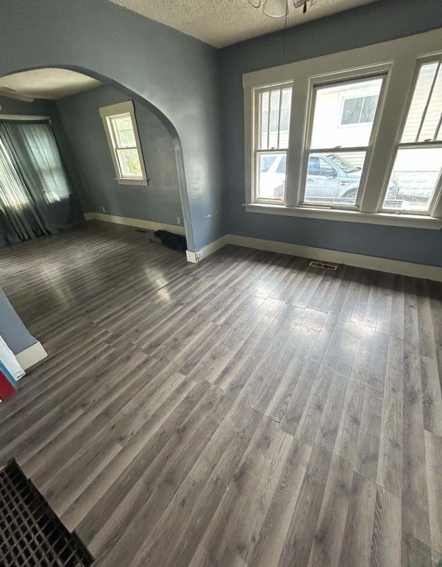 1484 E Moore St: photo 2