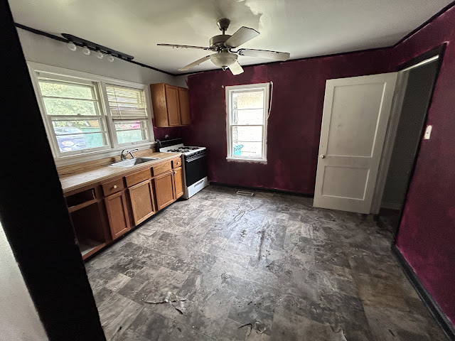 933 Elmhurst Ave: photo 3