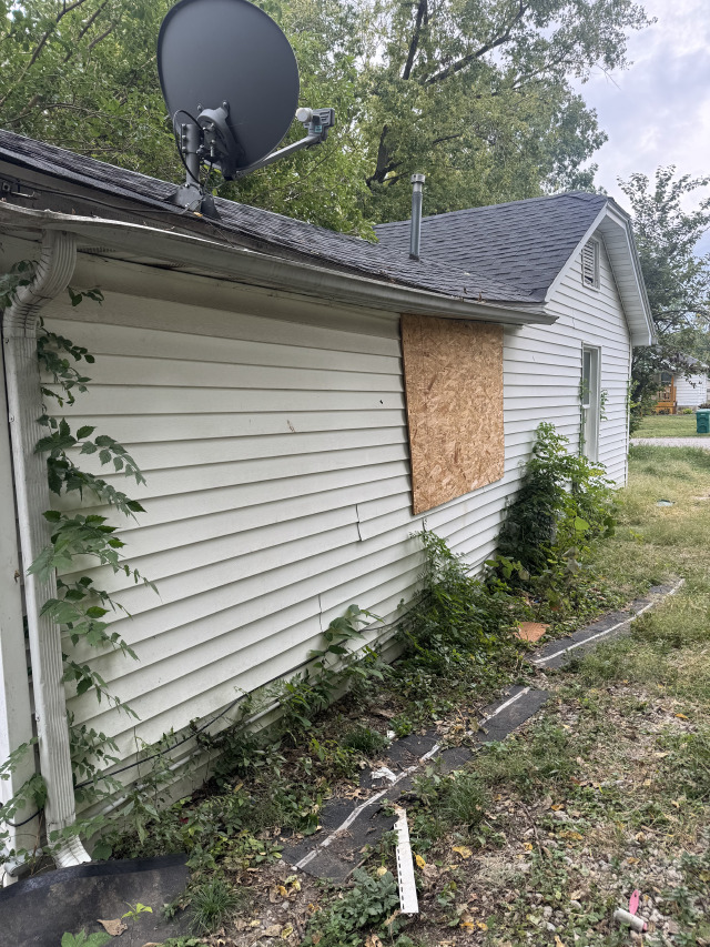 1528 E Lawrence St: photo 2