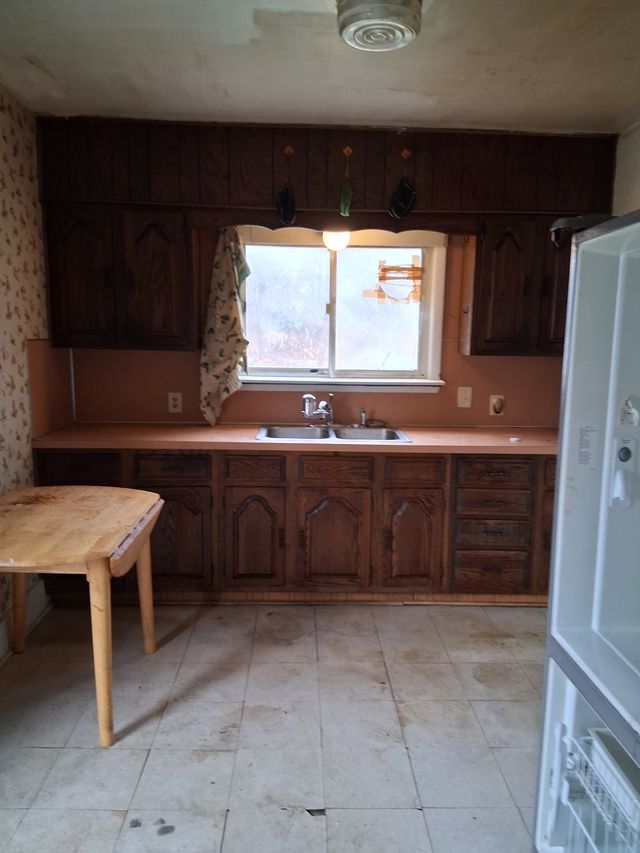 818 E Dewey St: photo 3