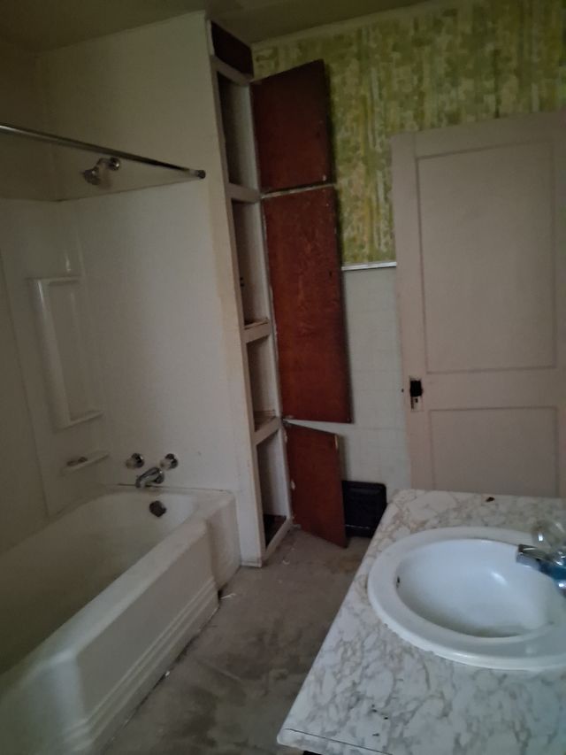 818 E Dewey St: photo 12