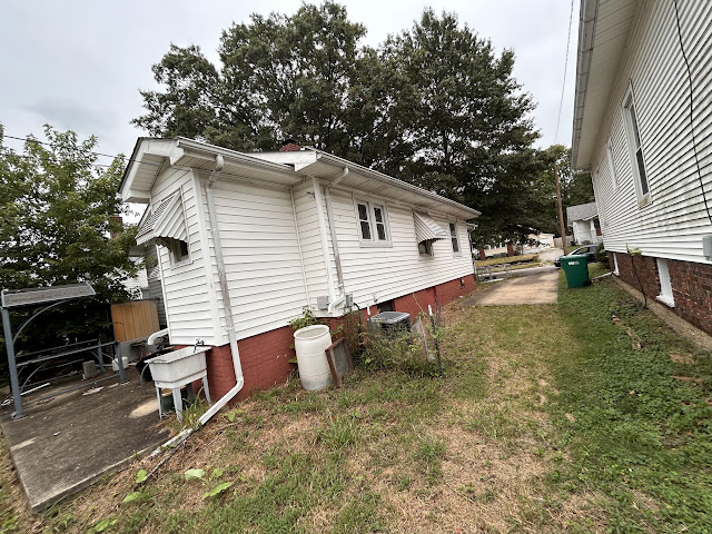 2081 N College St: photo 2