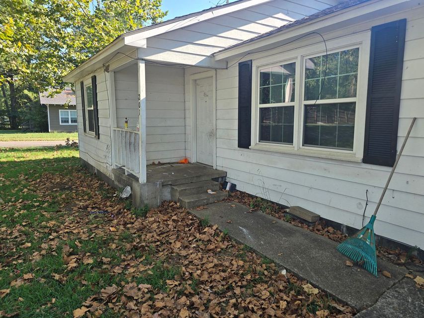 201 N Gray St: photo 2