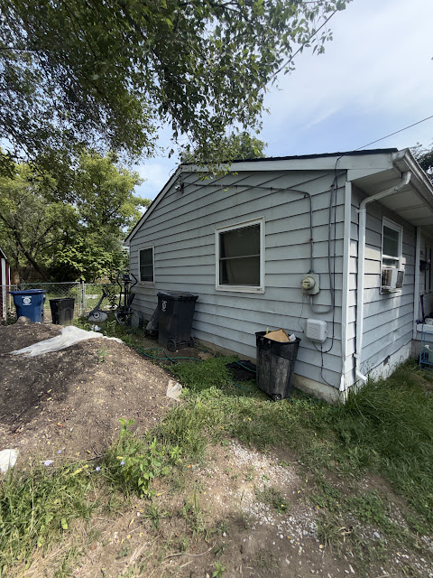 1206 Markham St: photo 2