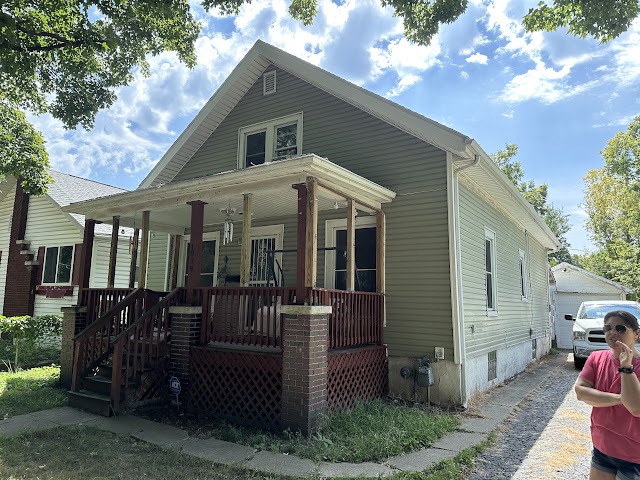 1929 E Prairie St: photo 2