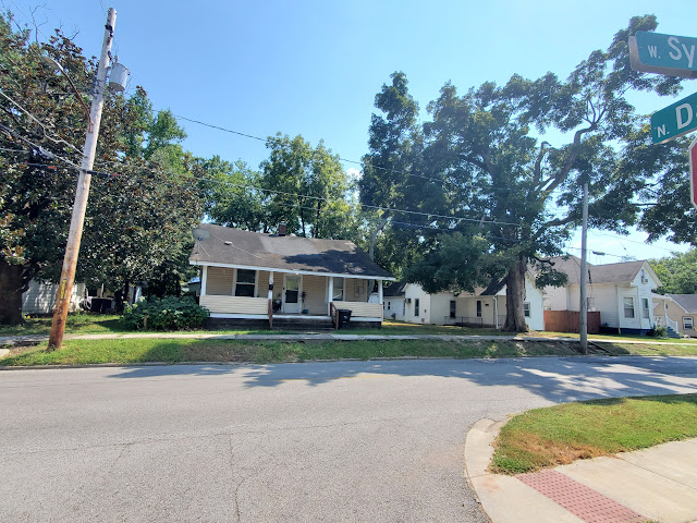 307 W Sycamore St: photo 4