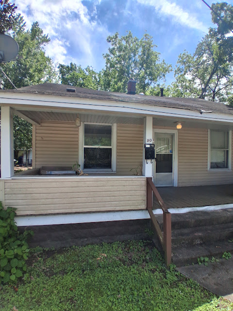 307 W Sycamore St: photo 2