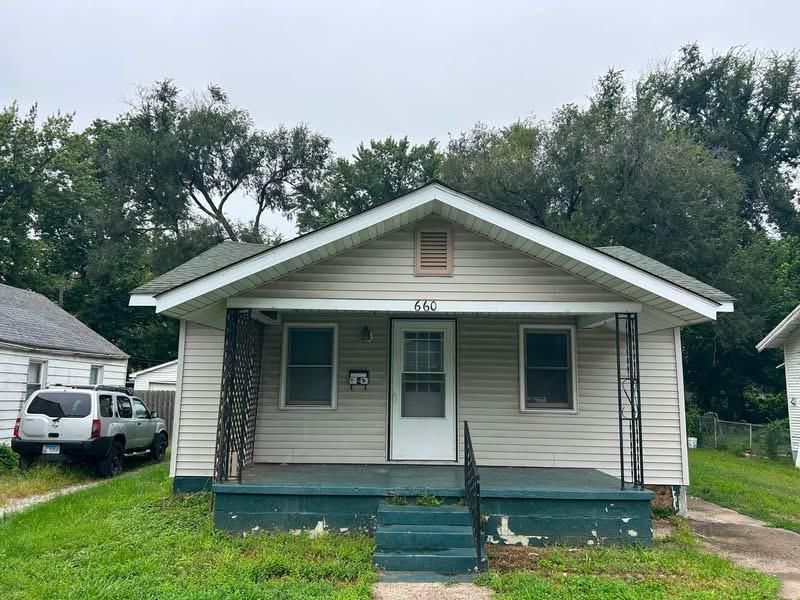 660 E Van Buren Ave: main photo