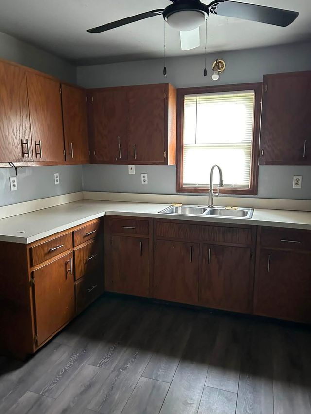 660 E Van Buren Ave: photo 4