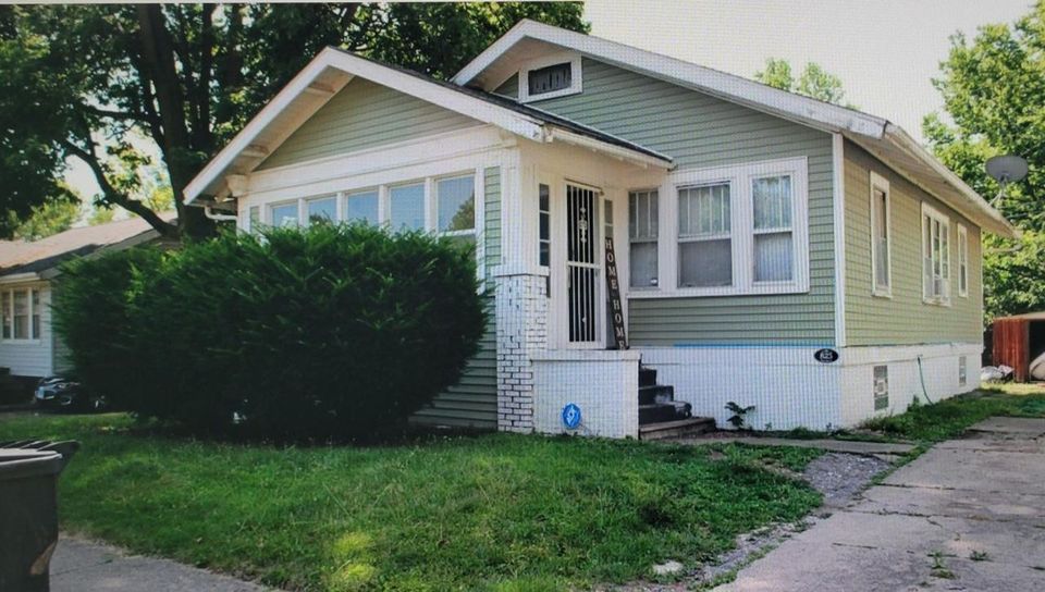 825 W Elm St: main photo