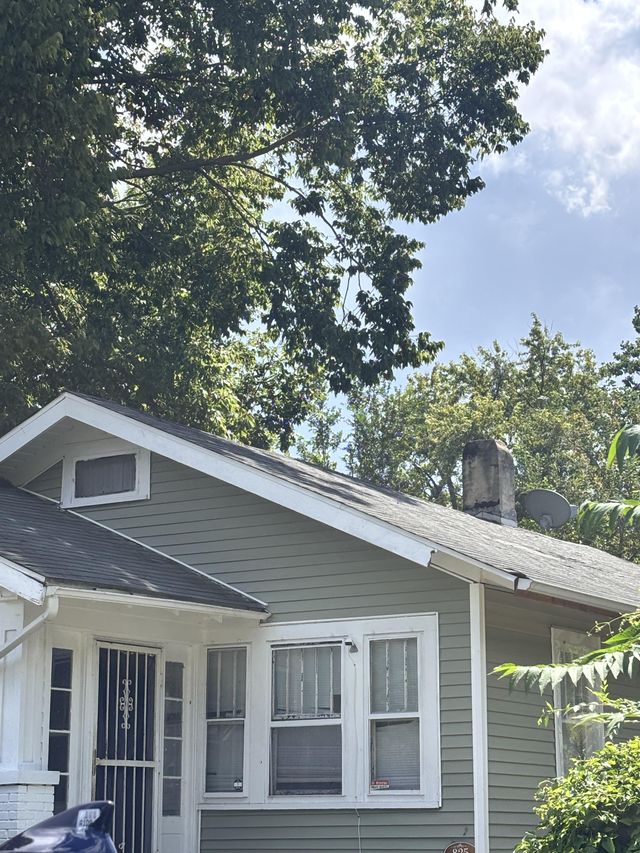 825 W Elm St: photo 2